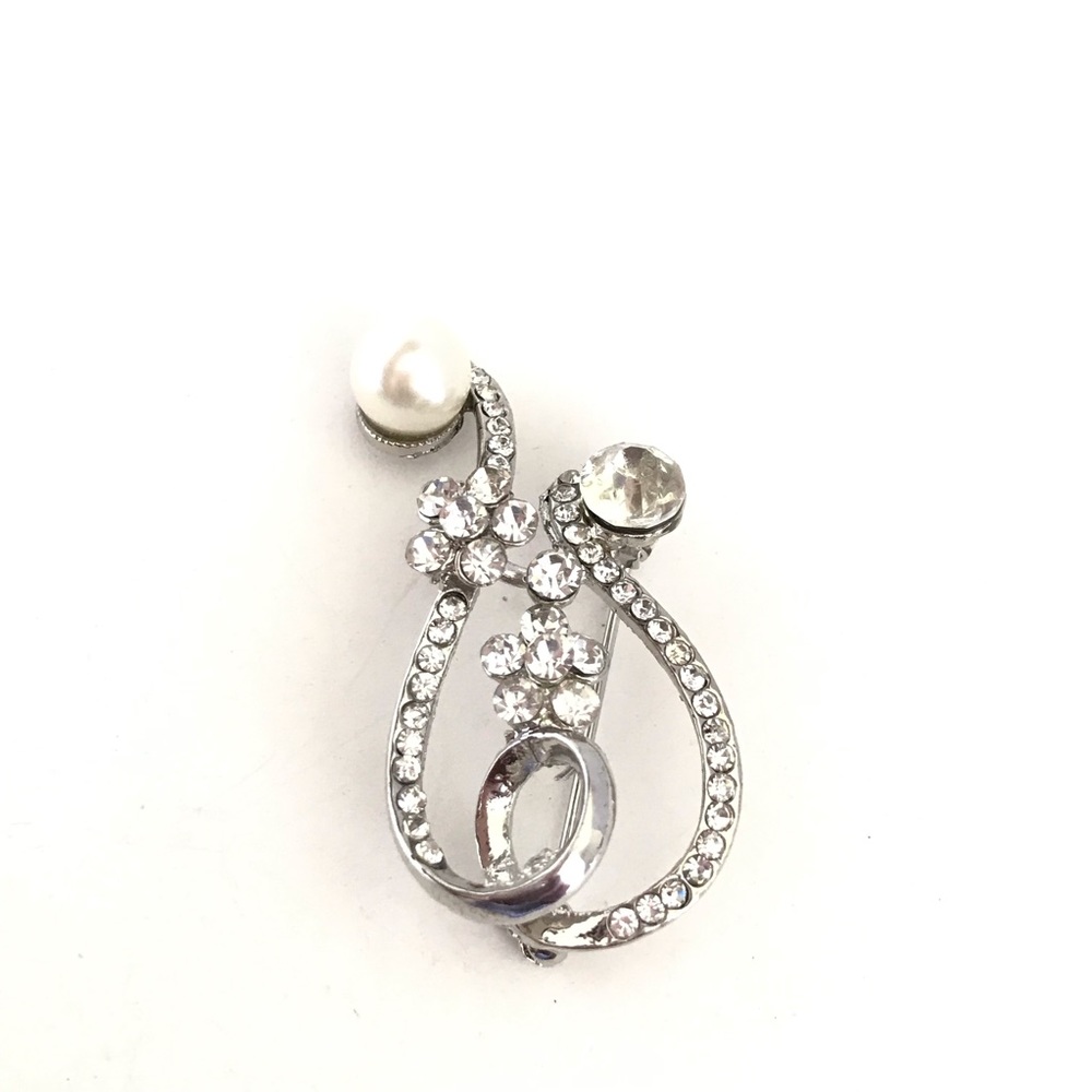 * Item# B44 Silver & Rhinestone Fashion Brooch *